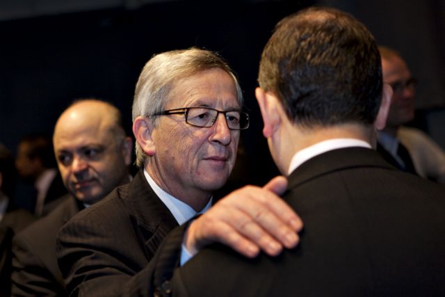 Η Ελλάδα δεν χρεοκοπεί εάν δεν αποπληρώσει εγκαίρως ομολόγα ξένου δικαίου, δηλώνει ο Γιούνκερ